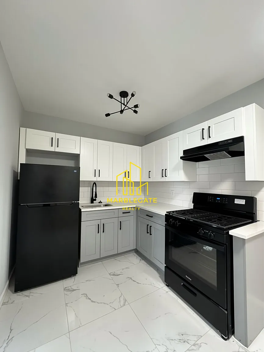 3 bed, 1050 sqft, $2,050 — Photo 1