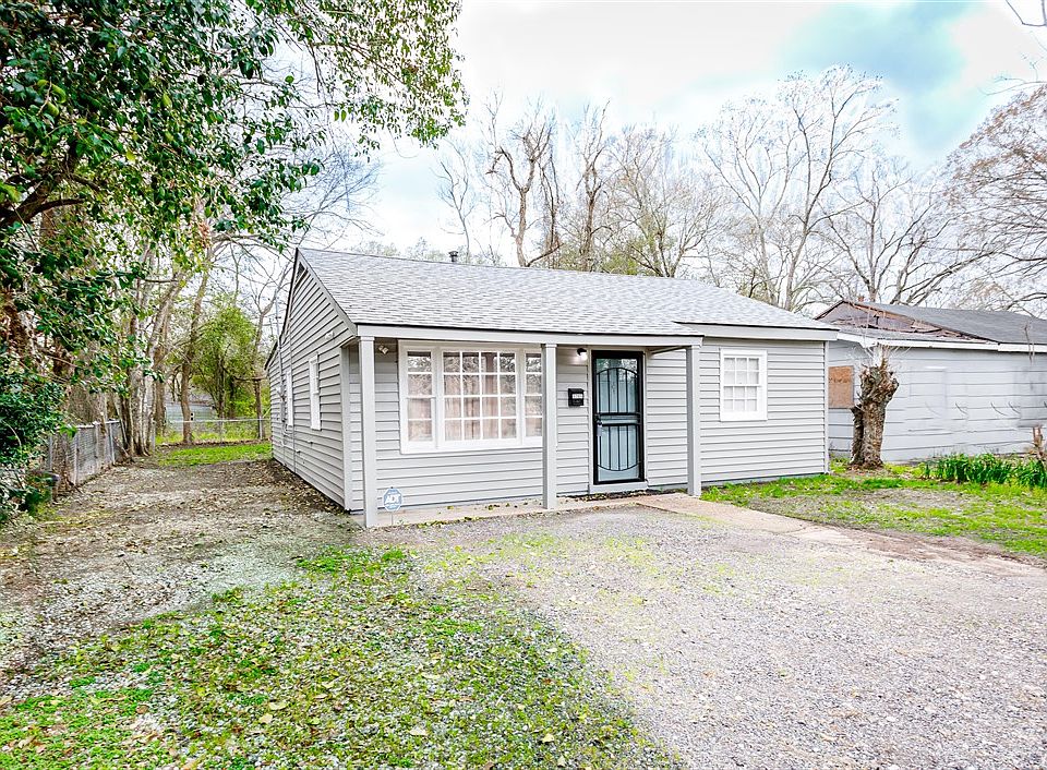 outside of the front of the property
