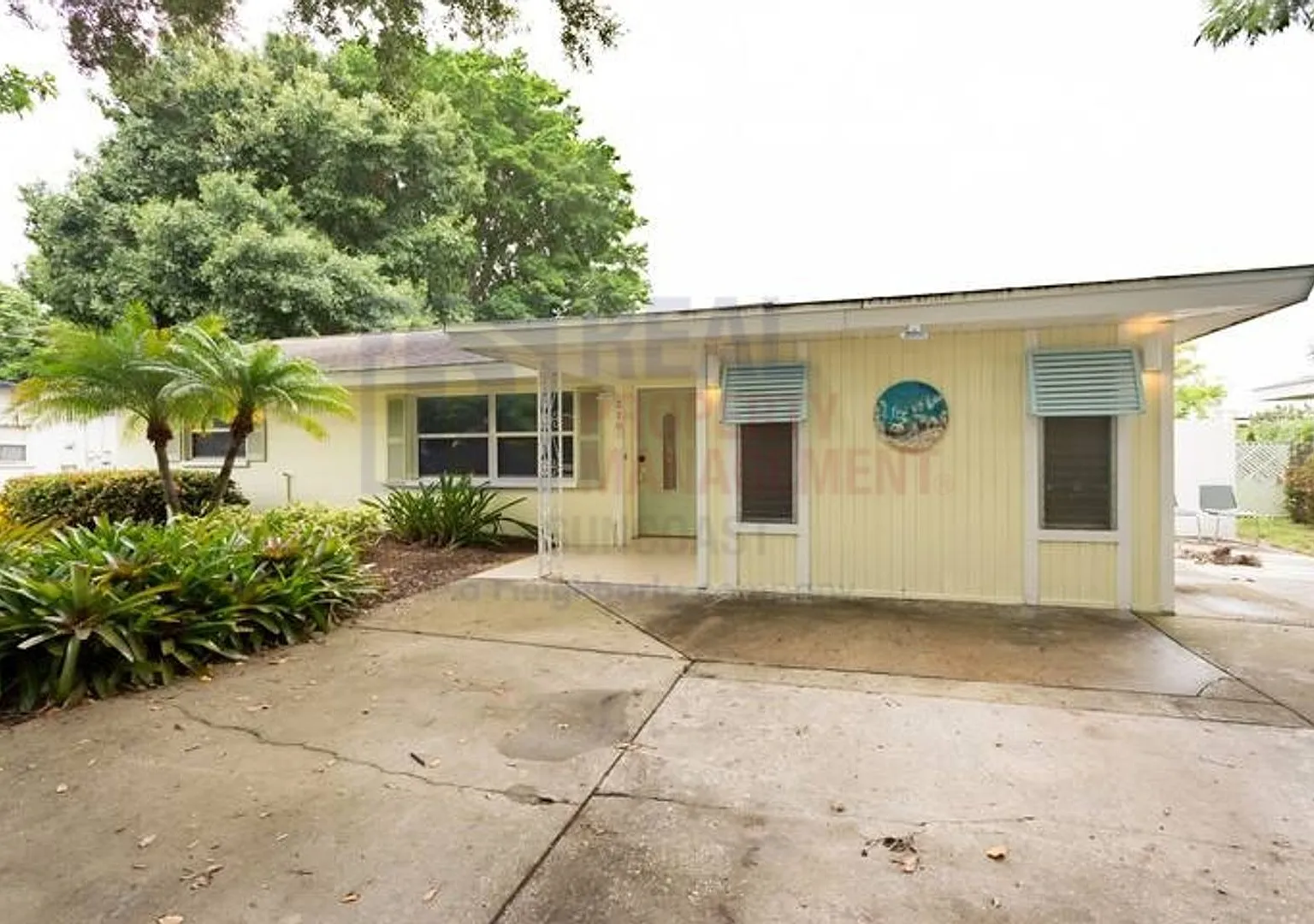 Adorable 3 Bed 2 Bath just minutes from the beach! — Photo 2