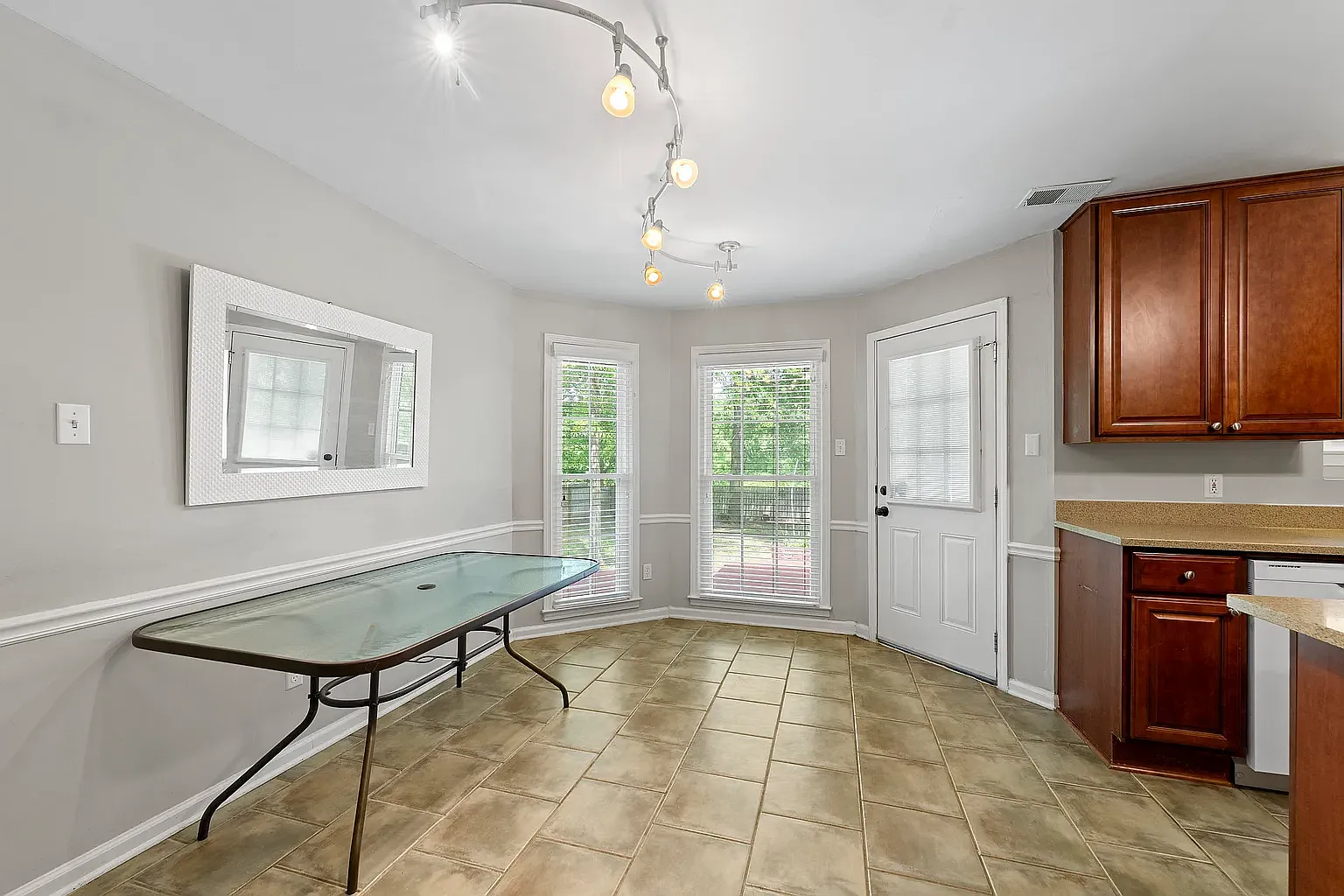 4 bed, 2045 sqft, $2,465 — Photo 3