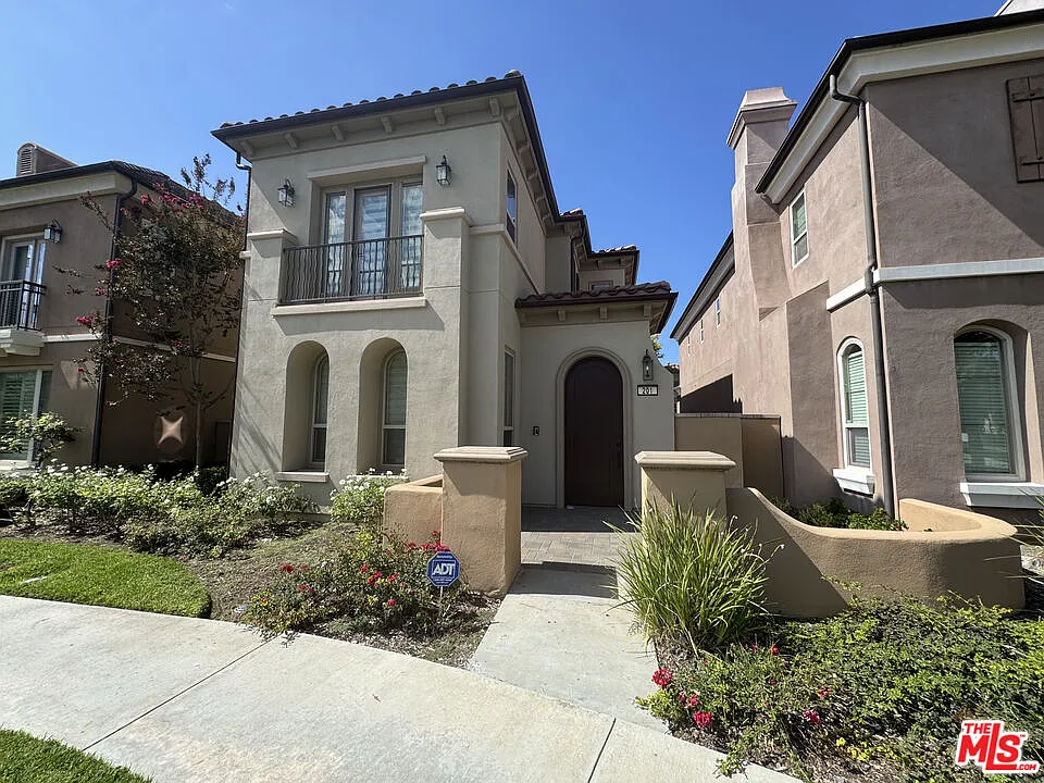 3 bed, 2.5 bath, 1703 sqft, $4,700 — Photo 2