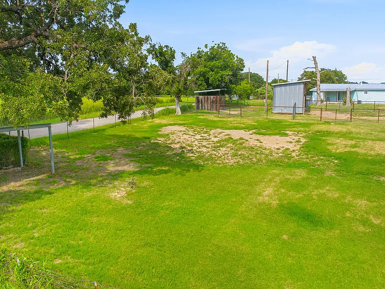 25263 N Highway 281 — Photo 26
