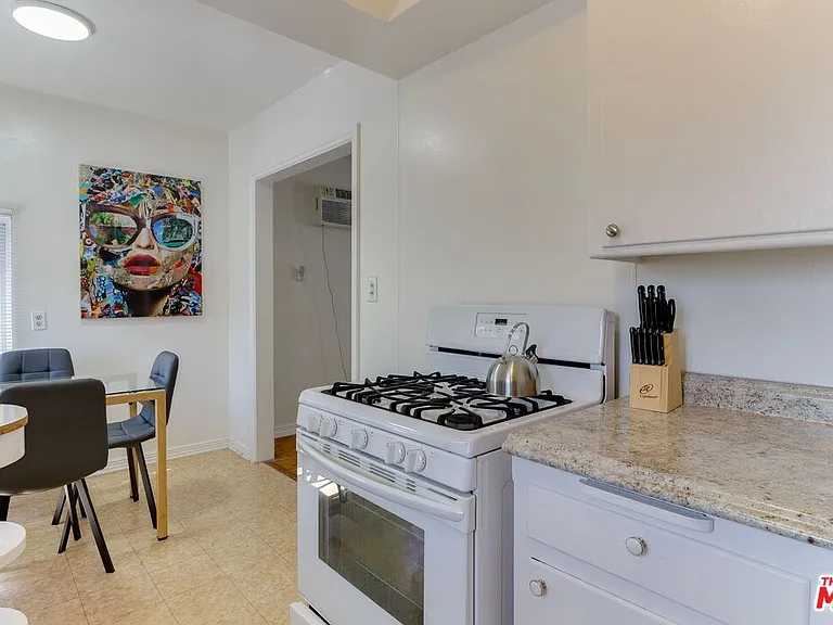 140 S Madison Ave — Photo 16