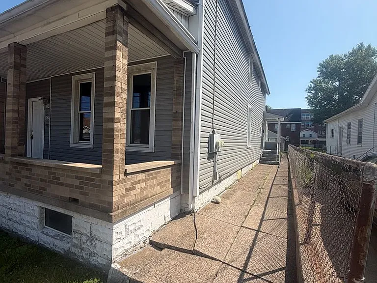 1609 Liberty St — Photo 2