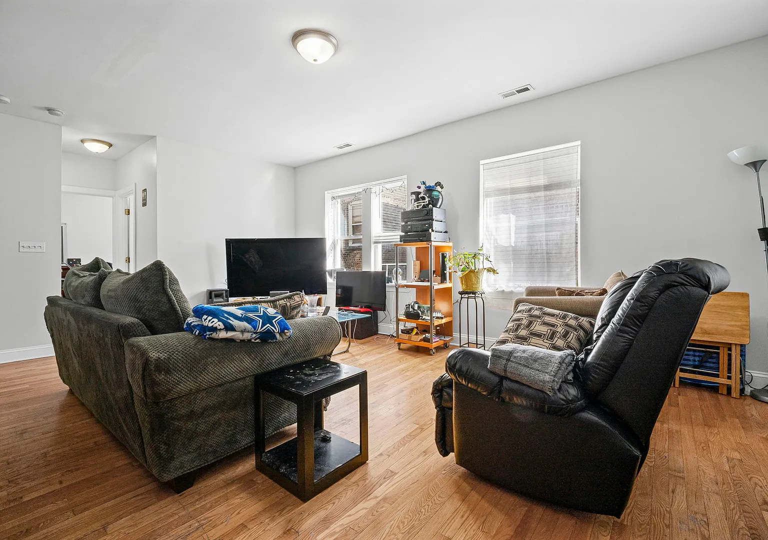 2 bed, 1000 sqft, $1,750 — Photo 3