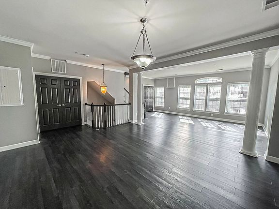 3rd image of 2574 Eastbourne Dr