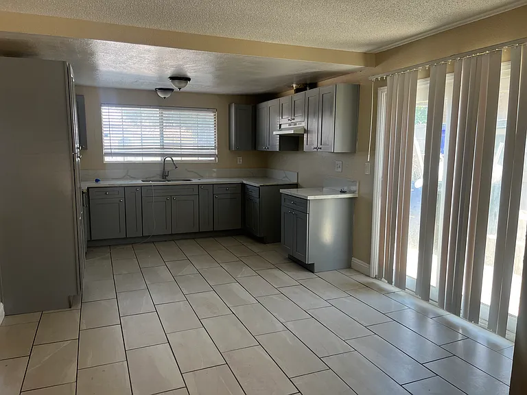 1848 W Home Ave — Photo 2