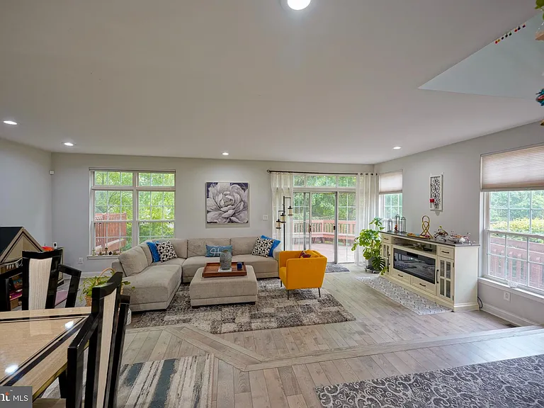16 Buckingham Pl — Photo 11