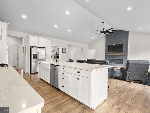 4th image of 207 Bennington Way