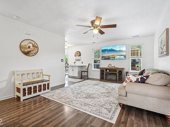3rd image of 718 Breakers Ln