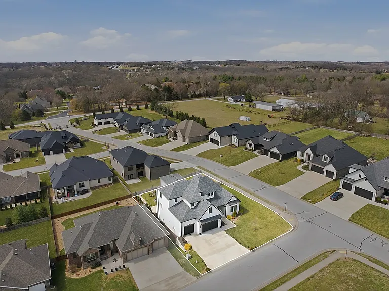703 S Hickory Dr — Photo 59