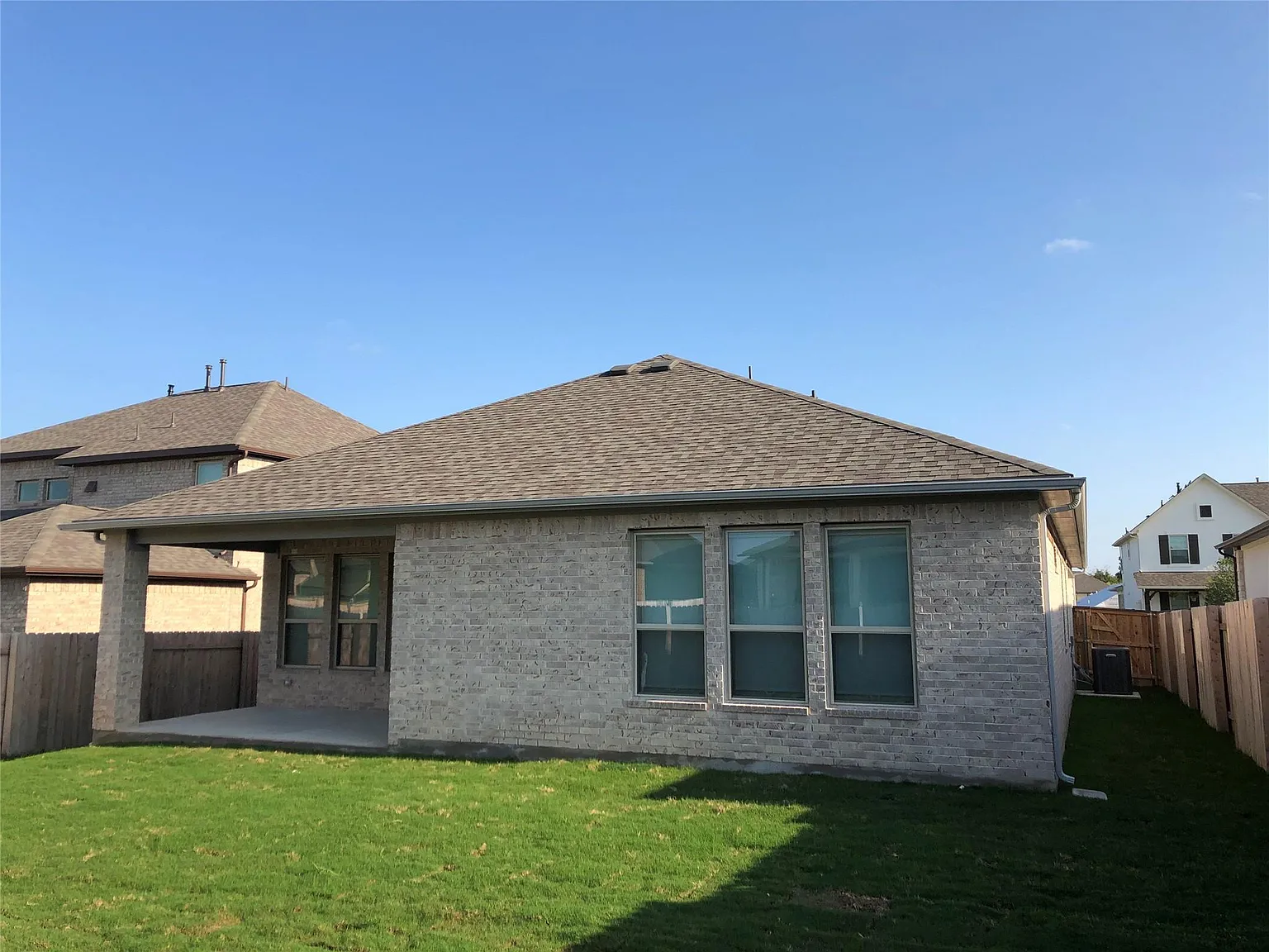 3 bed, 2.5 bath, 1960 sqft, $2,500 — Photo 2