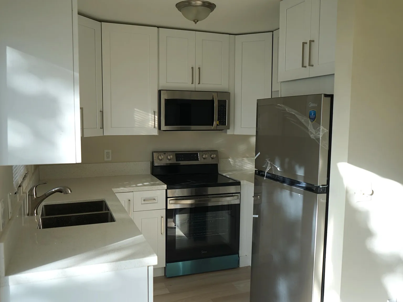 2 bed, 1.0 bath, 832 sqft, $1,900 — Photo 2