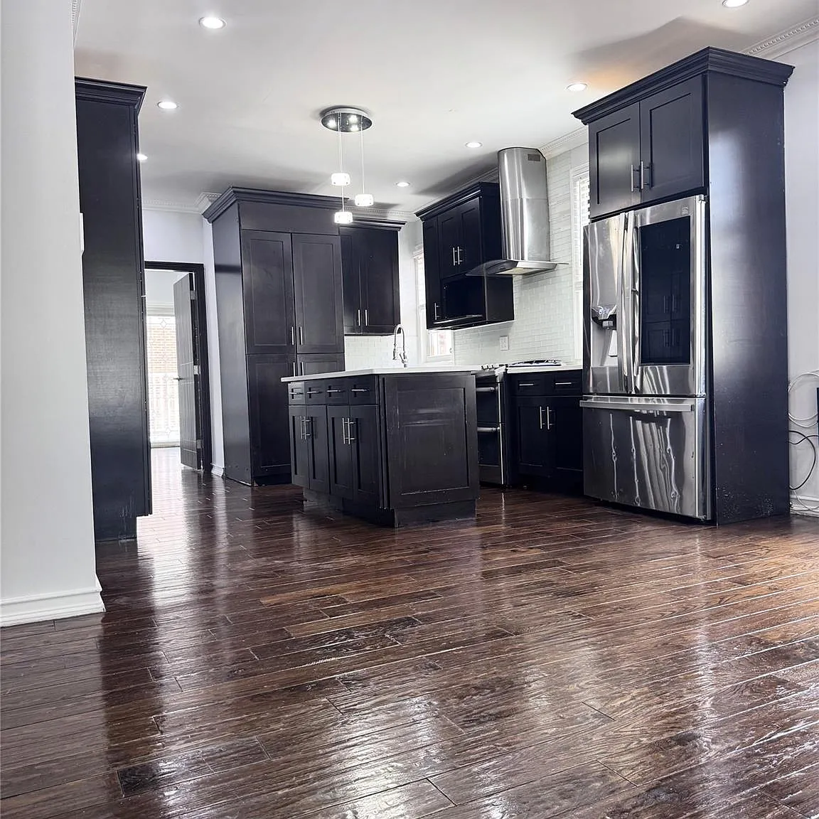 3 bed, 2.0 bath, 2250 sqft, $3,700 — Photo 2