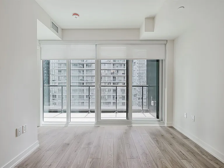 223 Redpath Ave — Photo 95