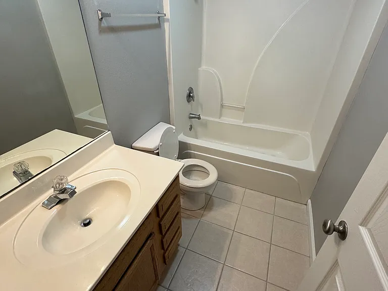 1012 E Chestnut St — Photo 12