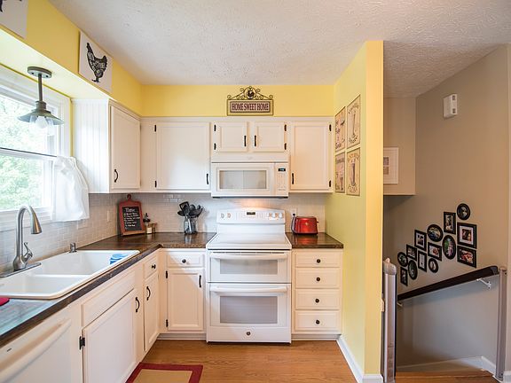 5th image of 3891 Woodfield Ct