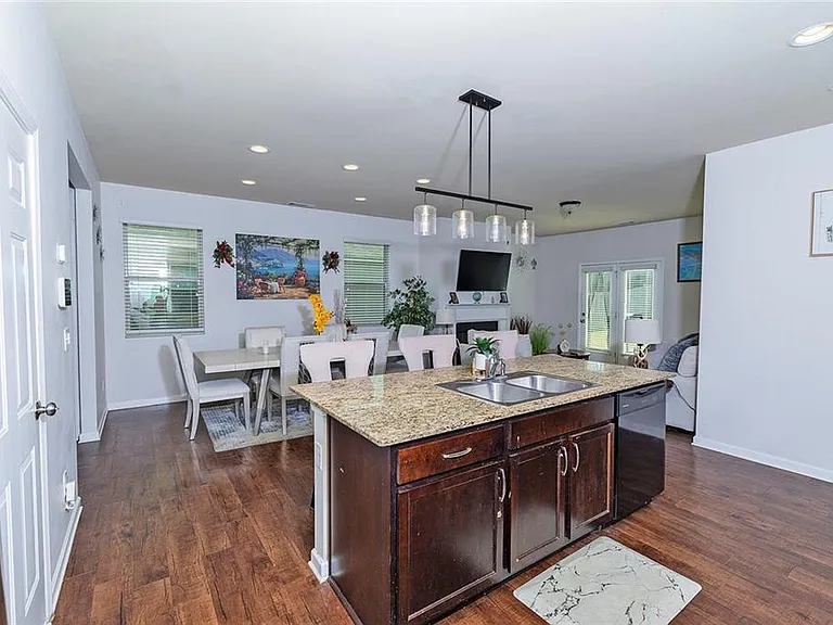 2084 Sawgrass Dr — Photo 8