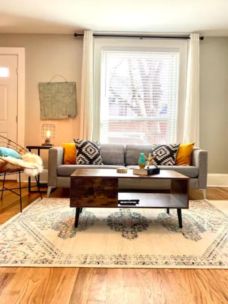 2509 Tremont Pl — Photo 1