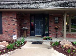 9921 Essex Dr, Omaha, NE 68114