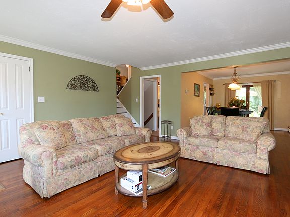 3rd image of 105 Sunnyside Ave