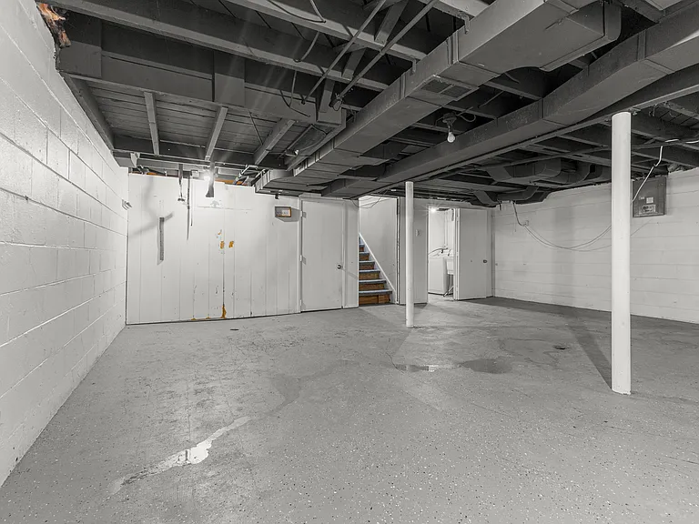 21311 Outer Dr — Photo 26