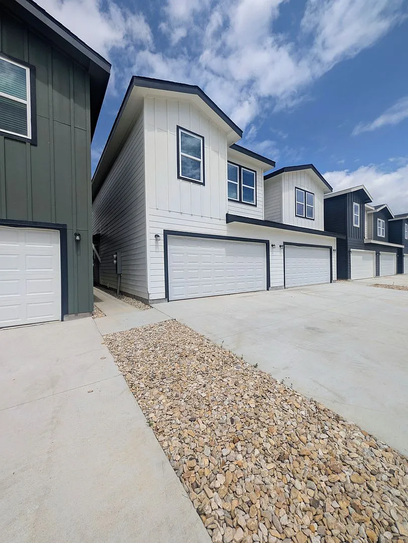 Brand New Duplex in New East Parks Community — Photo 2
