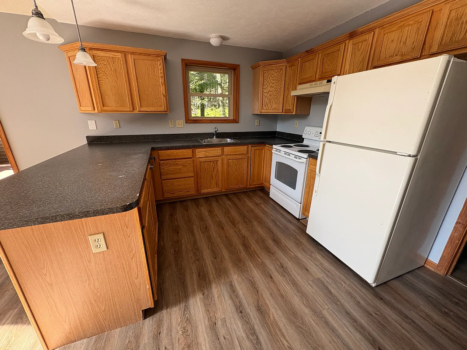 4 bed, 2.5 bath, 2068 sqft, $2,500 — Photo 4