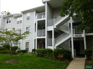 1090 Ash Dr, Mahwah, NJ 07430
