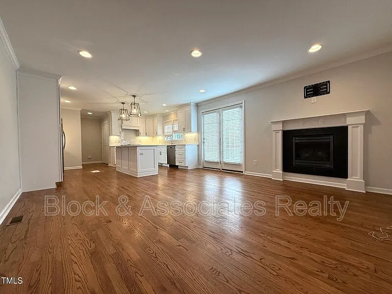 212 Sampson St — Photo 13