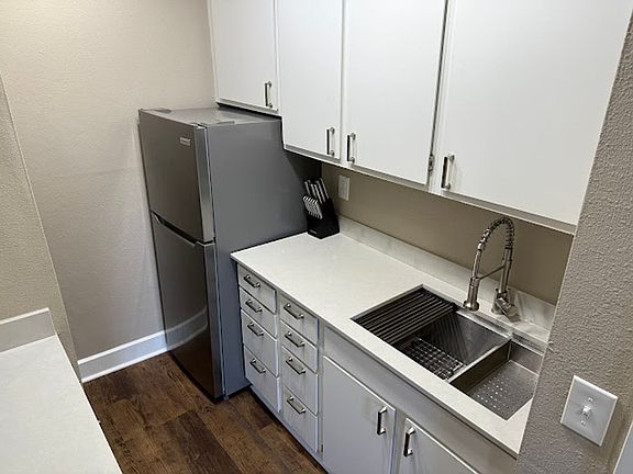 5th image of 275 N Broadway #809