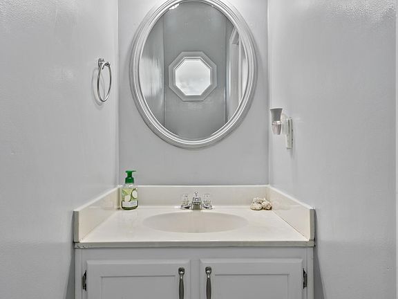 3rd image of 500 Monument Ct