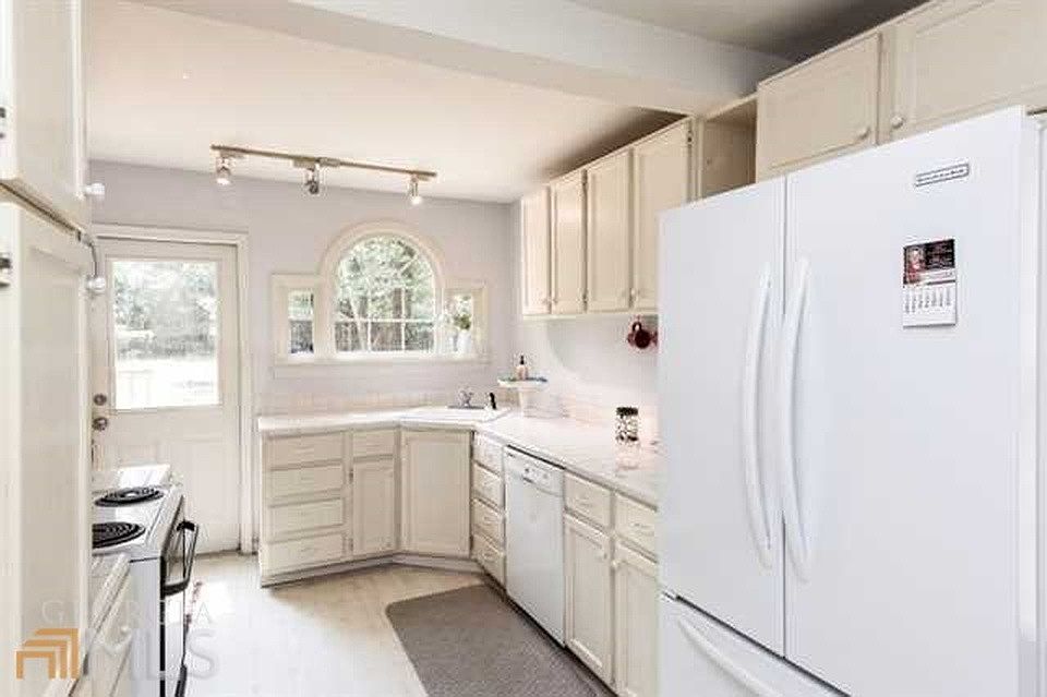 1st image of 1910 Hazelwood Dr SE