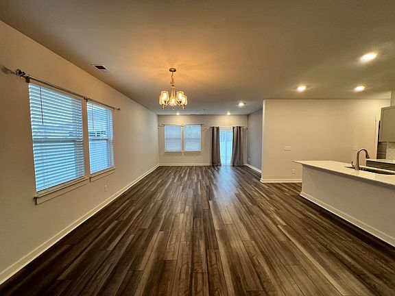 4th image of 527 Torrey Pines Ln