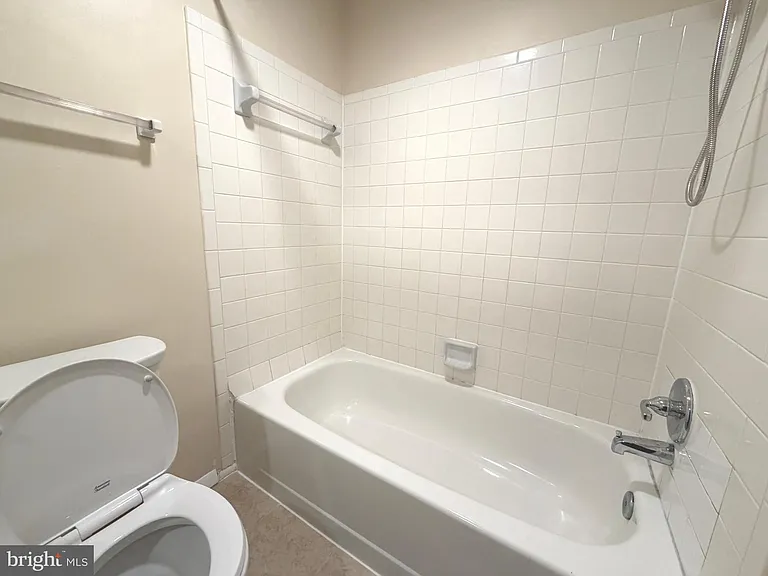 18131 Chalet Dr #24-103 — Photo 34