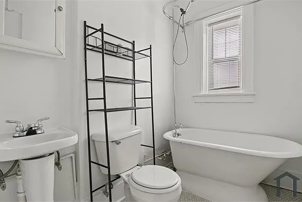325 Alexander St — Photo 2