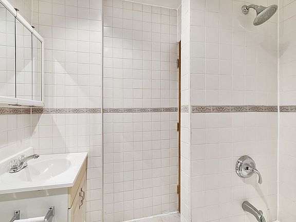 4th image of 5 Cornelia St APT 2B