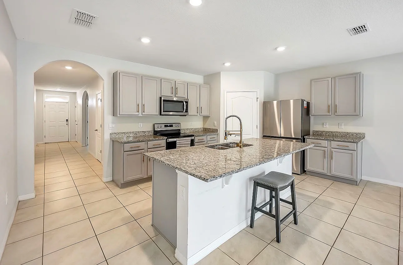 4 bed, 1830 sqft, $2,395 — Photo 4