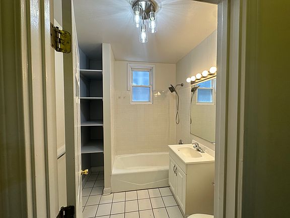 4th image of 3936 N Seeley Ave #1