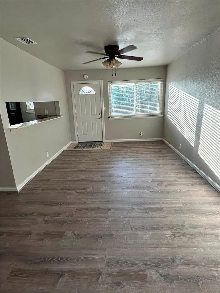 2 bed, 1.0 bath, 991 sqft, $1,500 — Photo 3