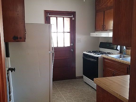 KITCHEN WITH LINOLEUM FLOOR