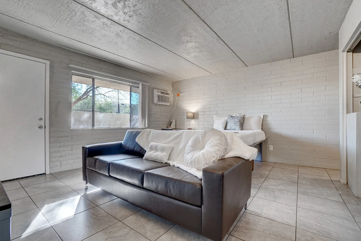 University Manor — Photo 4