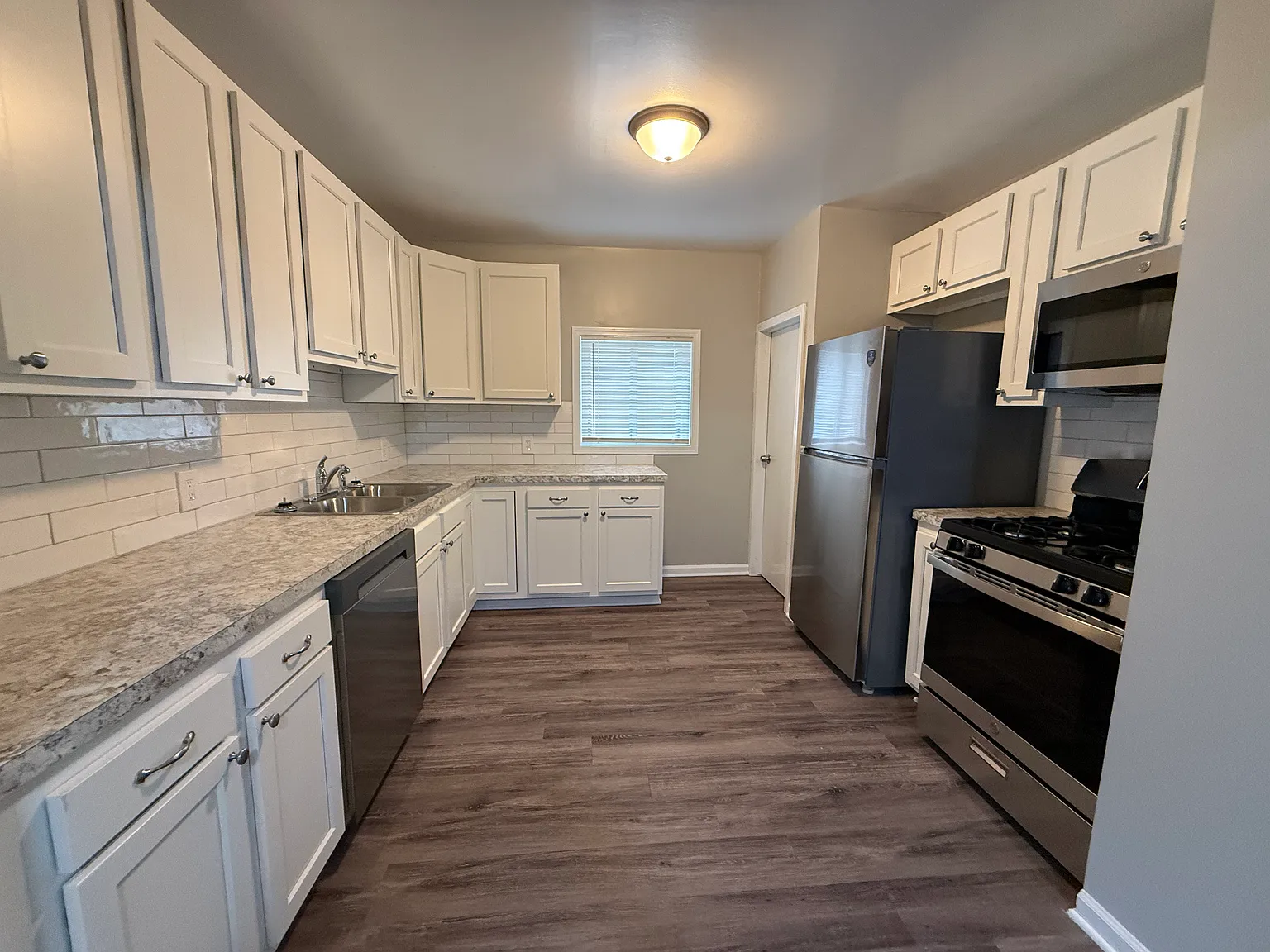 3 bed, 1.5 bath, 1327 sqft, $2,000 — Photo 2