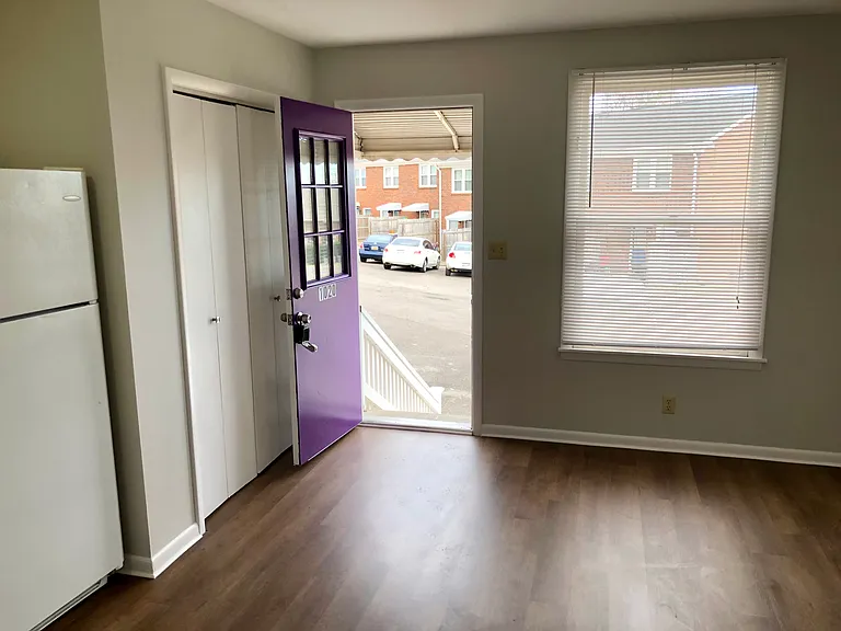 1020 Hickory Hill Ln — Photo 3