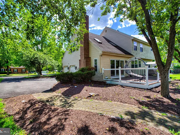 139 Mallard Dr W — Photo 42