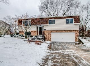 1934 Cambridge Ln, Wheaton, IL 60189