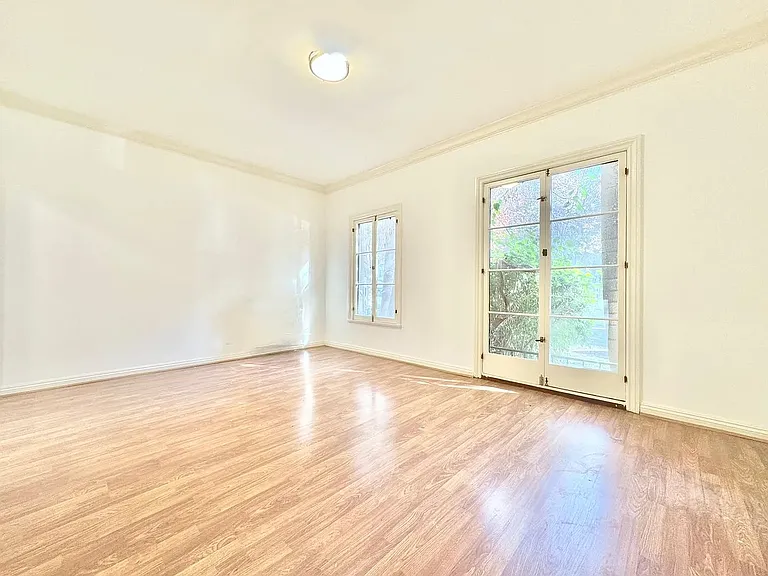 Reeves Apartments — Photo 9