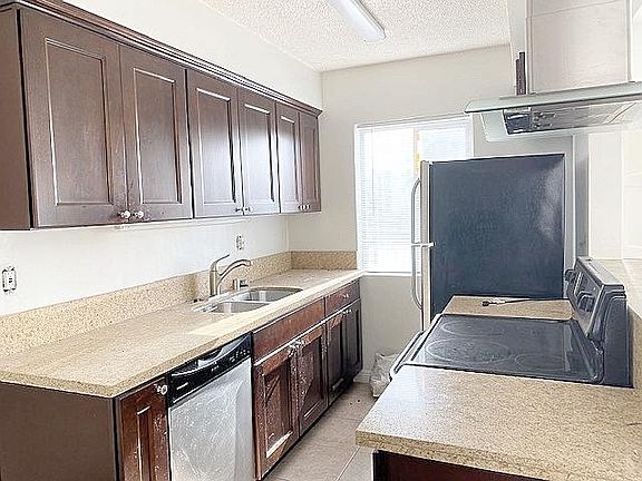 2nd image of 2301 Ocean Park Blvd APT 1