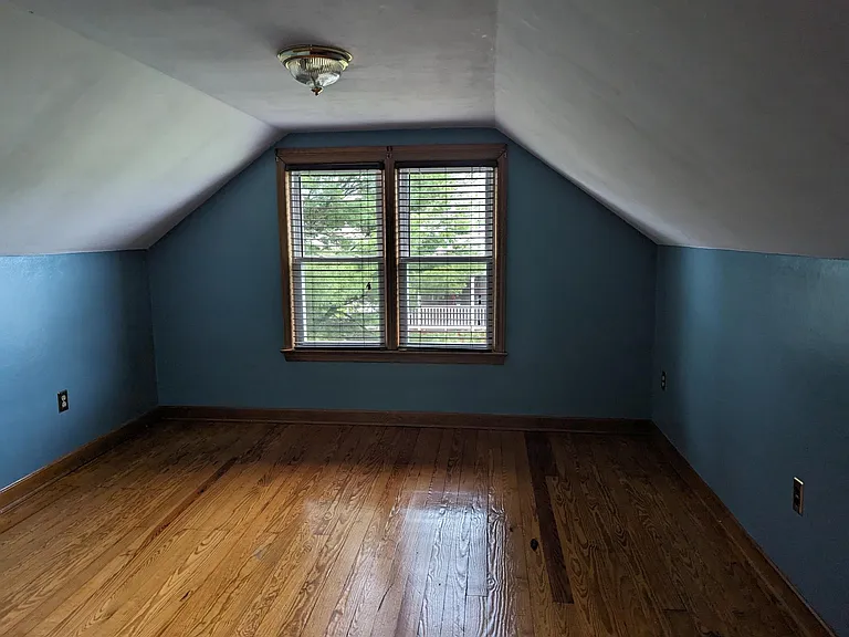 810 Bank St — Photo 10