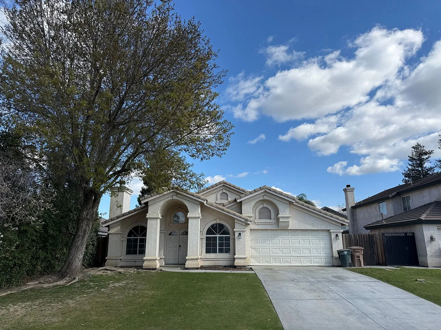 Spacious 3-Bedroom, 2-Bathroom Home in Desirable Northwest Bakersfield — Photo 1